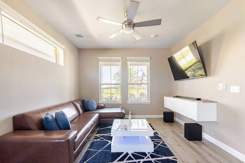 Luxury 2S Condo Hot Tub Gym Pool Airport