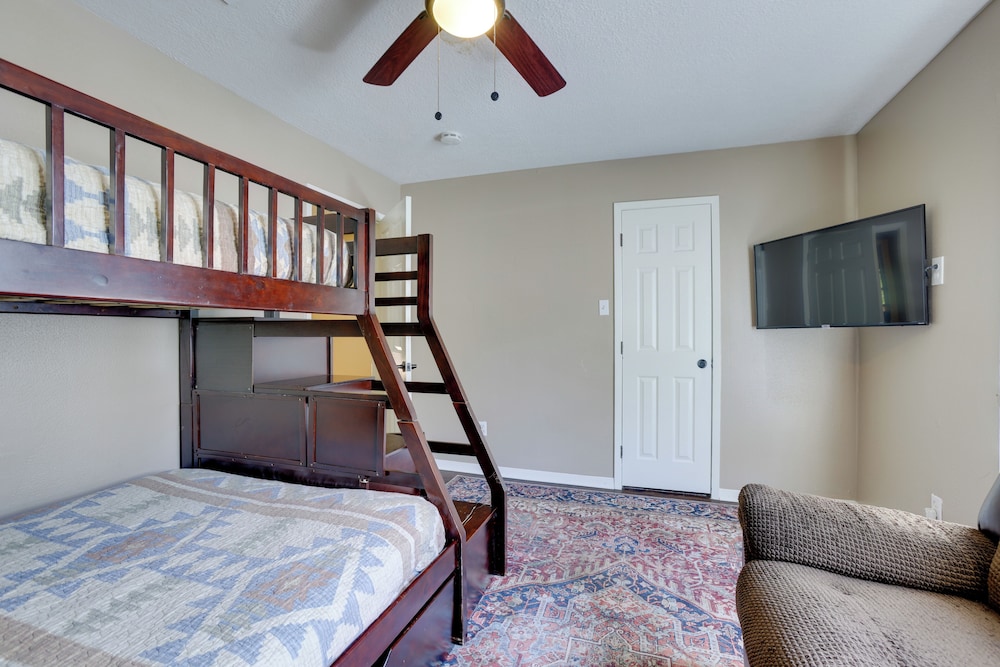 Near Airport & Interstate: Houston Area Townhome