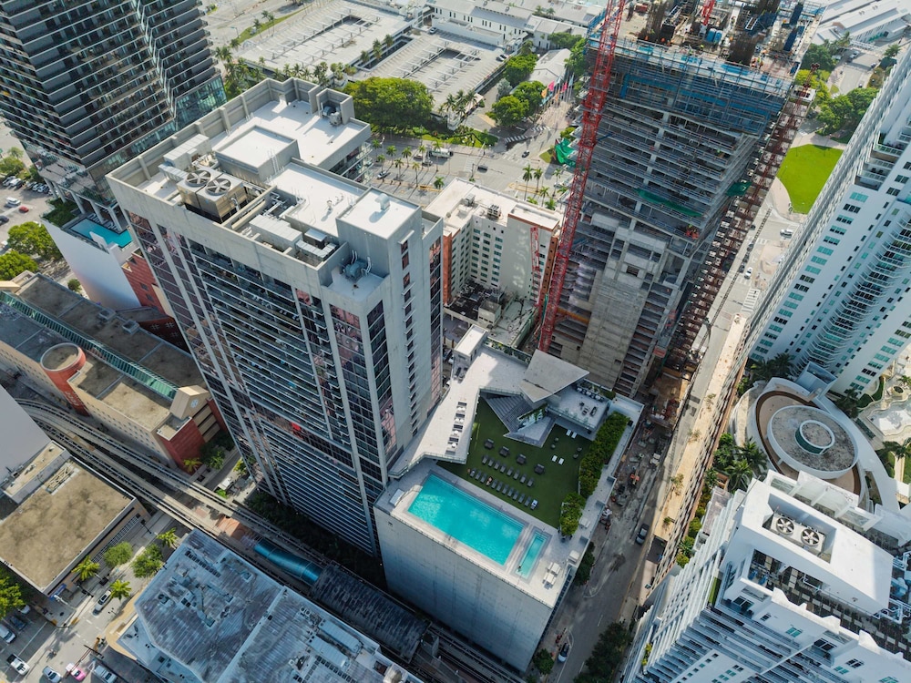 CBD Luxepad 2b2b With City Bay Views Gym Lounge
