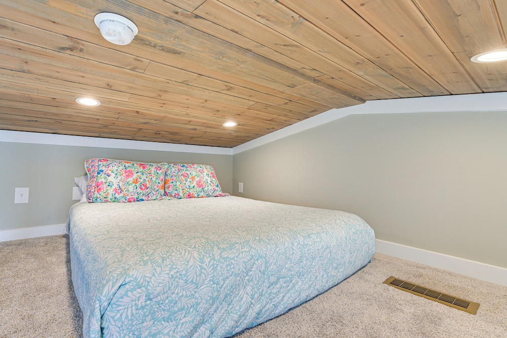 < 1 Mi to Marina: Pet-friendly Lake Norman Home!