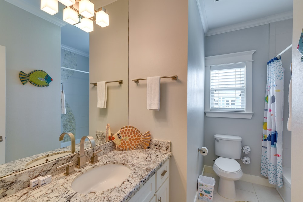 Walk to Ocean: Beach House w/ 2 Decks in Galveston