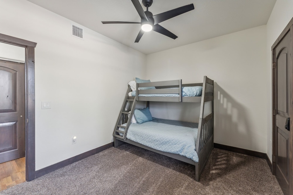 Scenic Golf Retreat With Modern Comforts & Fireplace 4 Bedroom Townhouse
