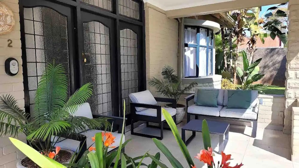 Contemporary 2 bed in Suburbs - 2081 view 2