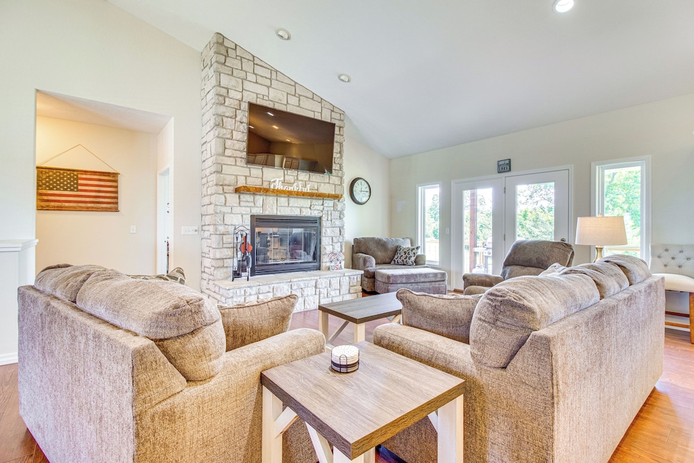 Near Bull Shoals Lake: Spacious Golfer's Getaway!