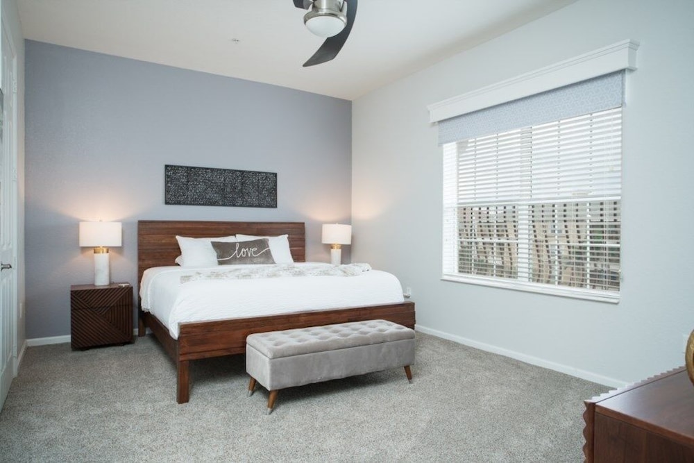 Penthouse Next To Convention Center & Universal 3 Bedroom Condo by RedAwning