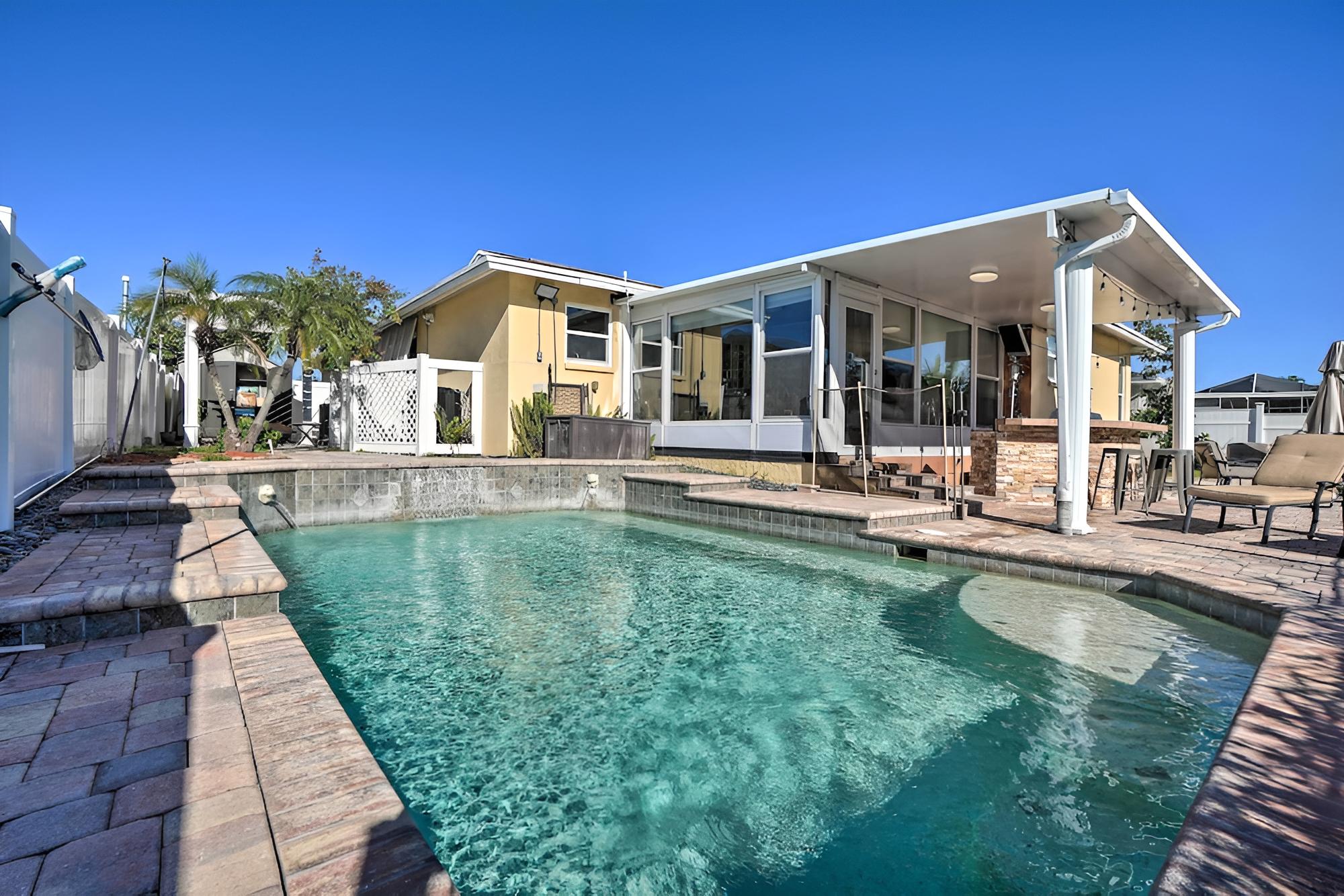Waterfront Tampa Oasis w/ Outdoor Bar & Grill - Image 4