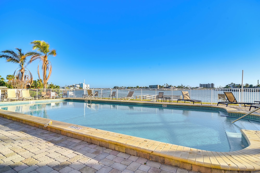 Short Walk to Bay & Ocean: Treasure Island Condo