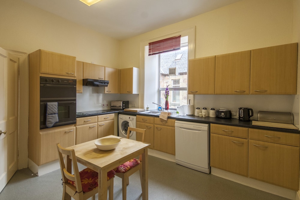 1 Varis Apartments