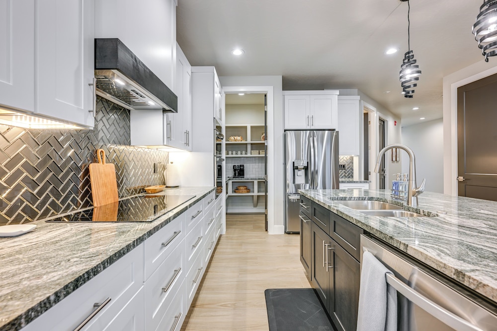 4 Mi to Sand Hollow State Park: Hurricane Townhome