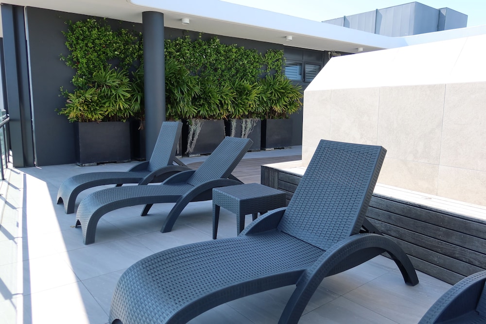 Luxury Palm Beach 1 BDR in The Village