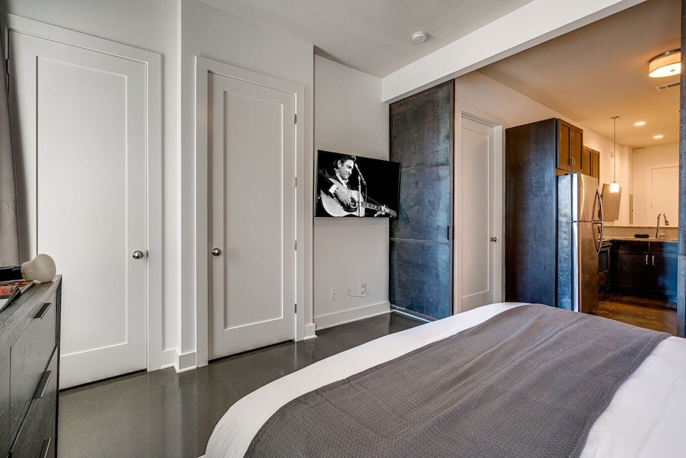 Lofts At 30th - Urban Lodge - Mins to Broadway!