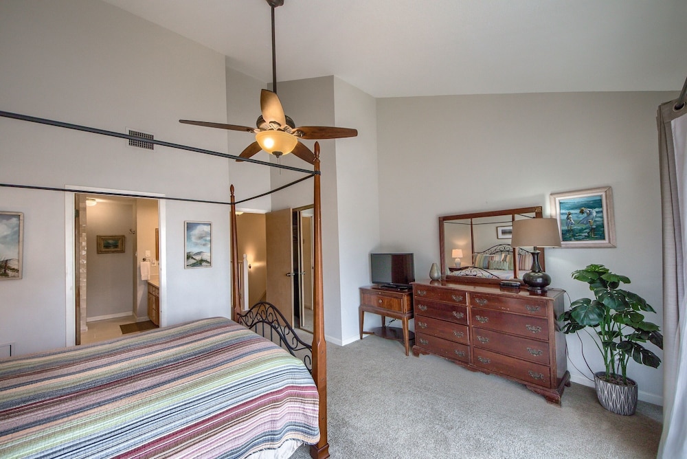 De Comal Cw C101 2 Bedroom Condo by RedAwning