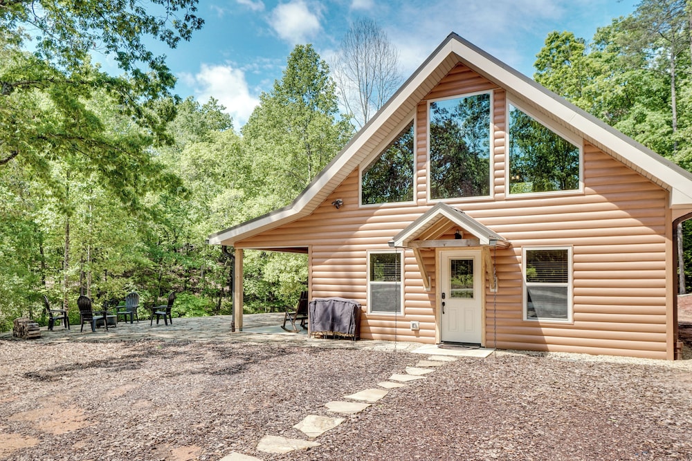 Sip, Hike & Explore: Sleek Retreat in Cleveland!