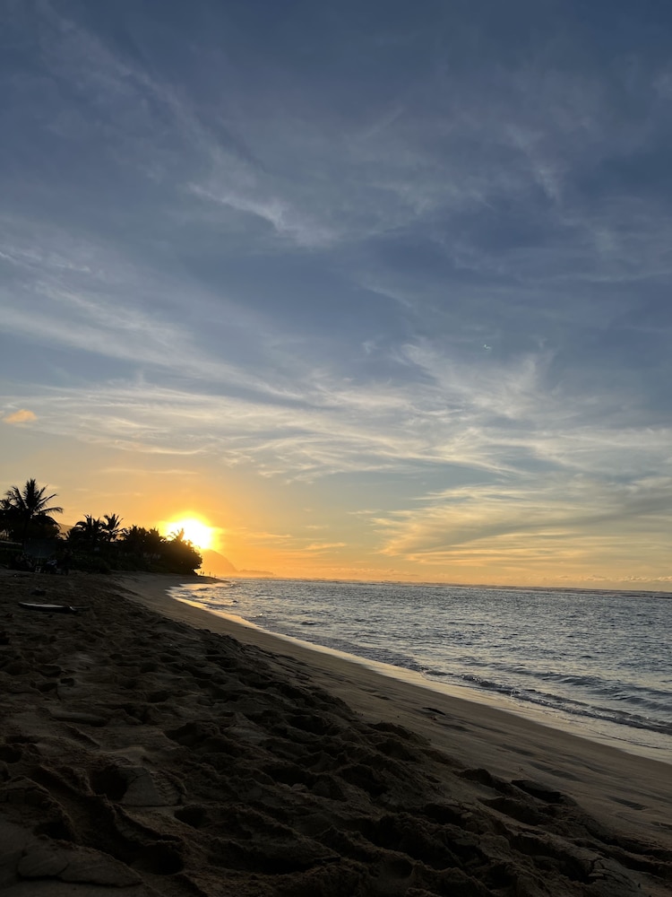Akule Clubhouse: Awa 1 Bedroom Apt by the Beach 1 Condo by RedAwning