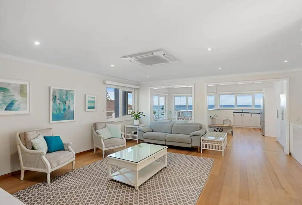 Beautiful 3BR Beachside Apt in Cottesloe!