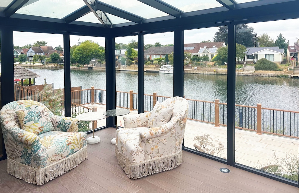 Thames Mansion - River View