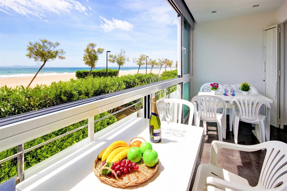 Apartment in Roses by Sta Margarita Beach