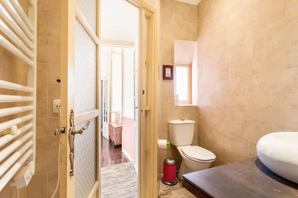Artistic Alfama 4BR Cathedral Views Tram 28