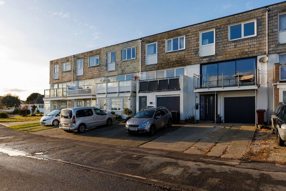 Beautifully Refurbished 4-bed Beachside Retreat