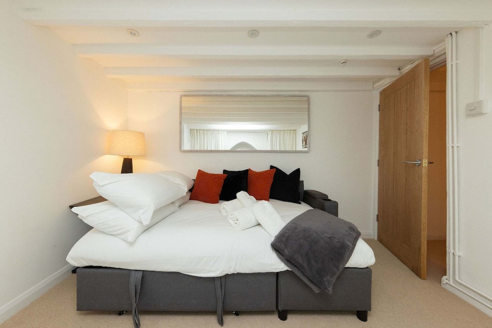 Elegant Georgian City Retreat for 5
