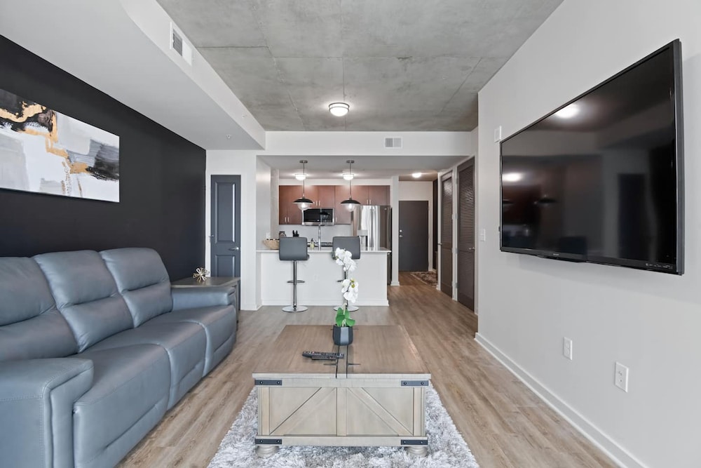 Chic Midtown High-rise With Great Views