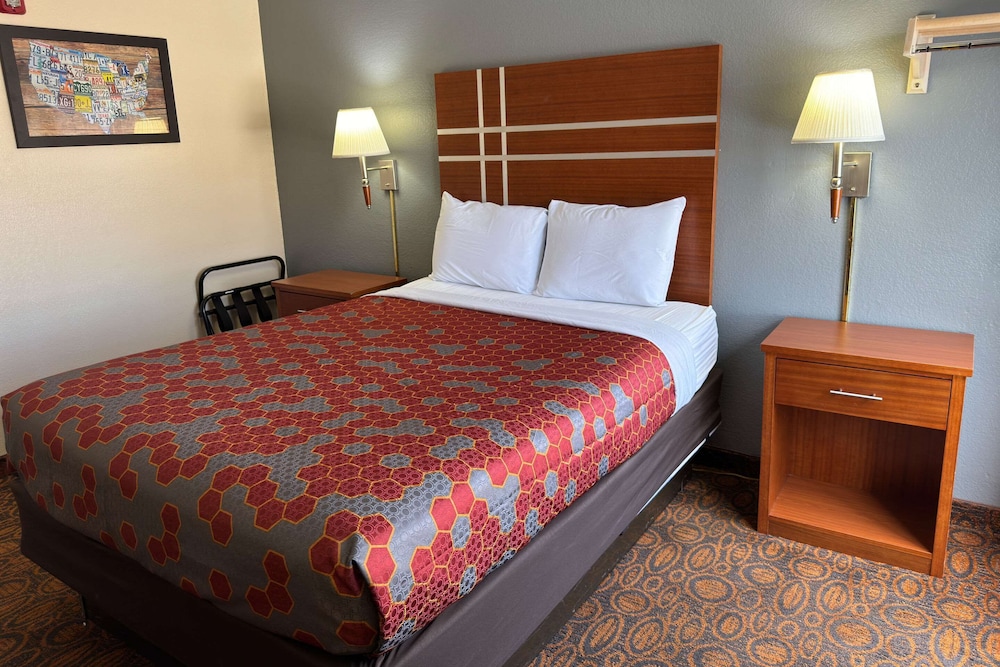 Econo Lodge - Property Image 4