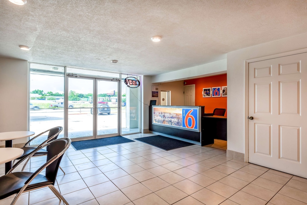 Motel 6 Houston, TX - East - Image 2