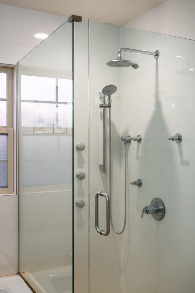 Luxury Estate With Sparkling Pool Elegant Amenities