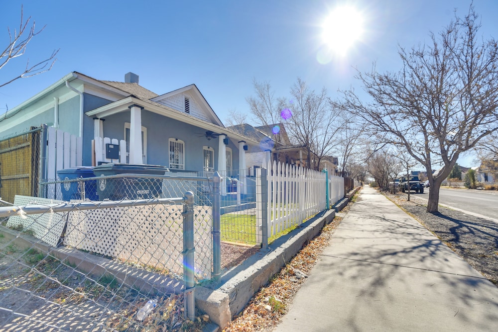 Near Old Town & Unm: Home in East Downtown