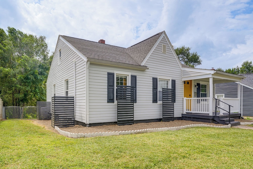 Fenced-in Yard: Home 7 Mi to Shenandoah Nat'l Park
