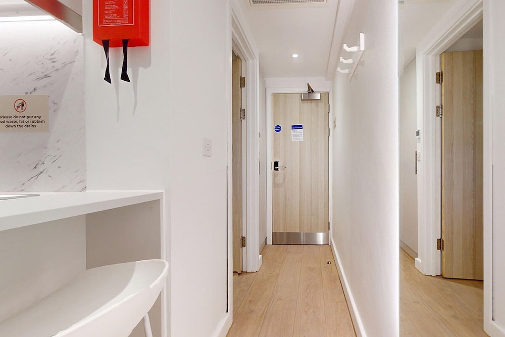 Student Only, Elegant Bronze Studio in Paddington
