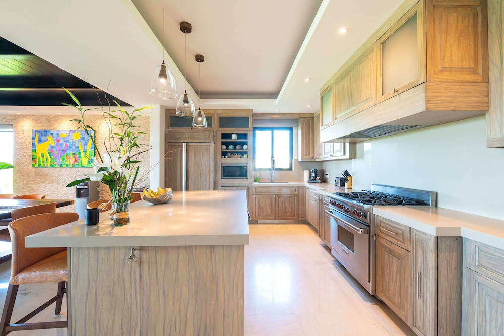 Amazing 3 Bedroom Condo - Property Image 2