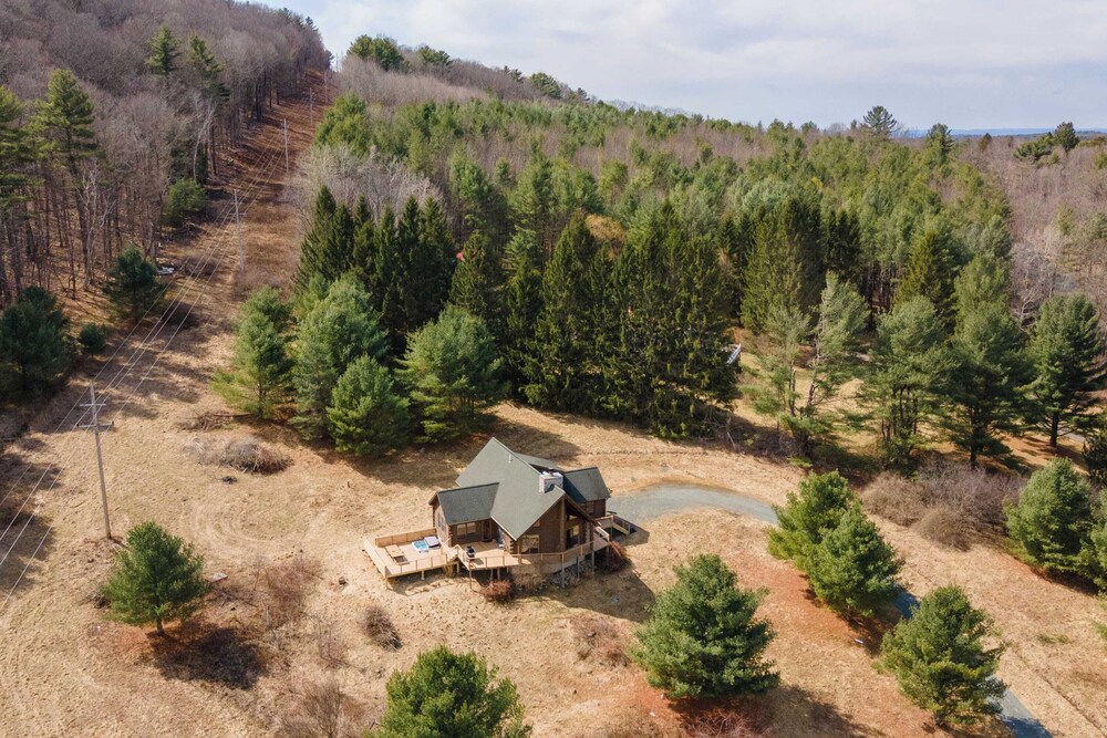 Secluded w/ Deck Views, Hot Tub, & Ping Pong Hudson in the Berks by Avantstay