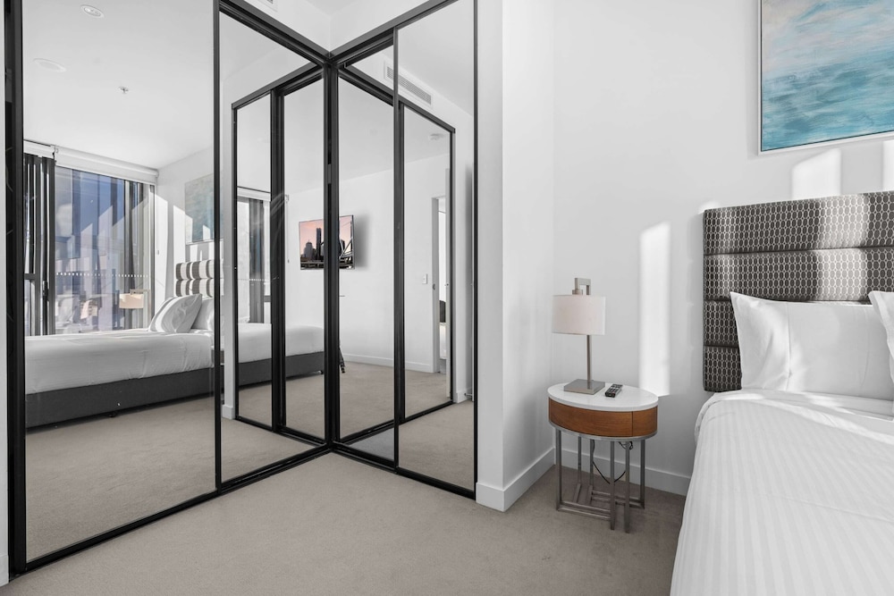City Escape With Balcony & Resort-style Amenities