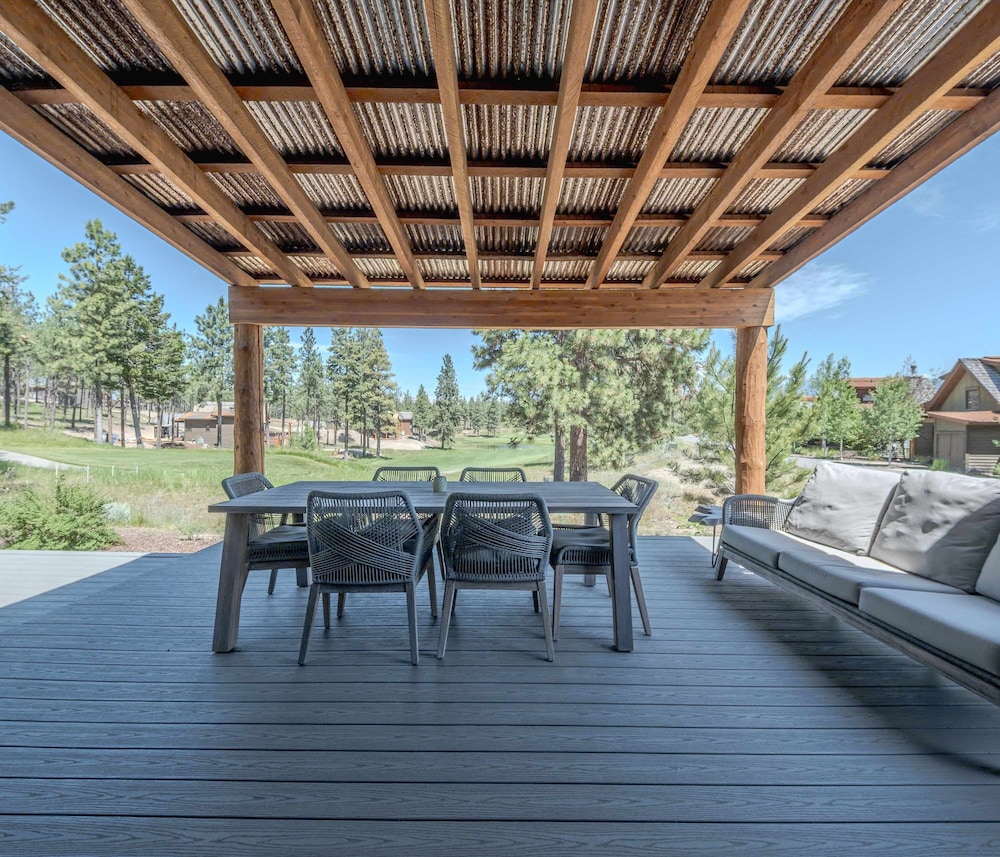 Cottage on the 10th Tee Beautiful Stay for 7 w/ Hot Tub & Fire Pit