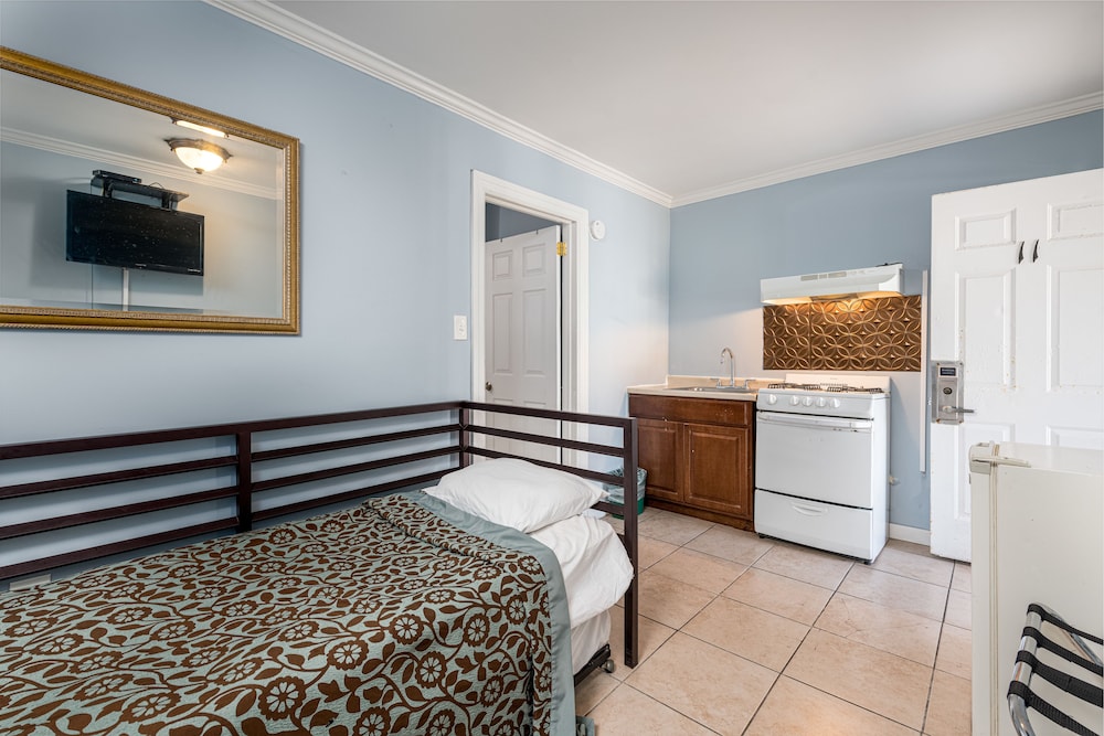Boardwalk Hotel Charlee & Beach House Rentals view 5