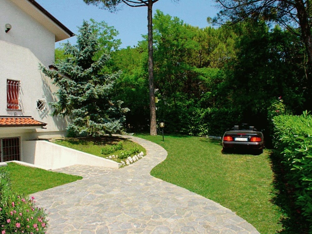 Three Room Flat With Wi-fi and Private Parking Space 100mt From Lignano Beach