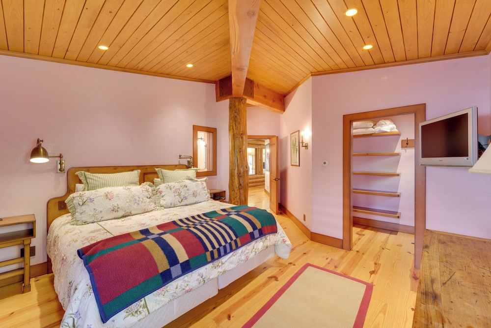 Sun Valley Log Home w/ Hot Tub & Mtn Views!