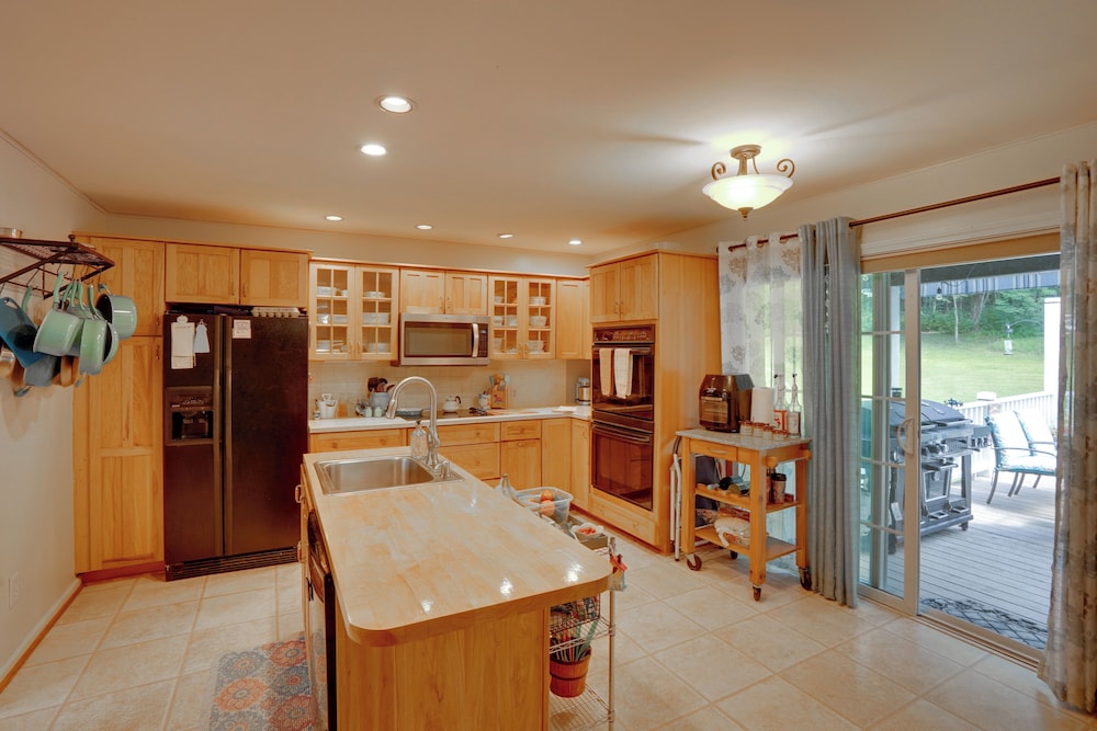 Pittsfield Home w/ Deck - 12 Mi to Jiminy Peak!