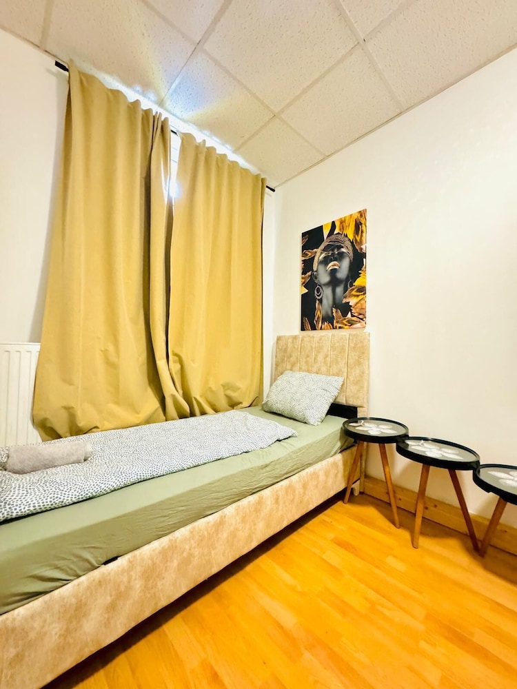 Cozy 2BR Apt Sleeps 6 Direct City Access
