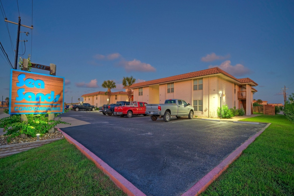 Tropical Haven by Avantstay 4min Walk to Beach Pool Remodeled Interior