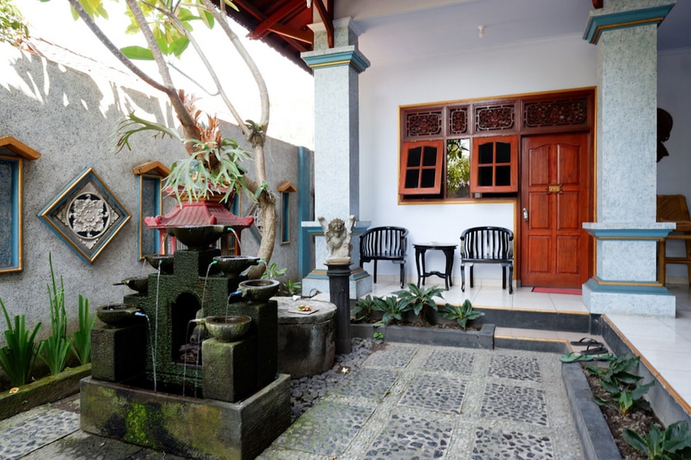 RedDoorz near Mayura Park Lombok view 3
