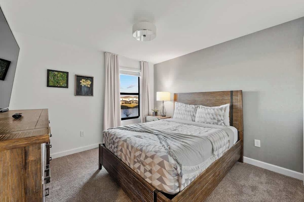 Luxury Decor 6BR at Storey Lake Sleeps 16