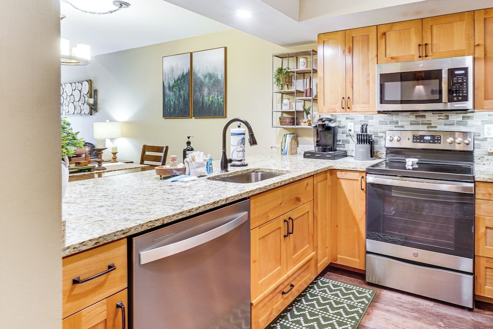 Ski, Hike & Explore: Mtn-view Haven in Gatlinburg!