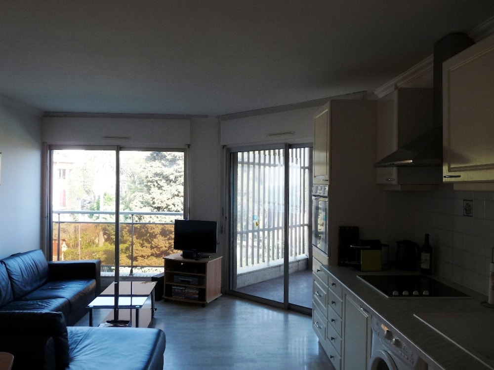 Two Bedroom Apartment Near the Beach in Cannes Terrace and Aircon - 814