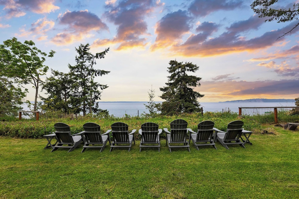 Maxwelton Aerie Bluffside Retreat w/ Sweeping Puget Sound Views + Firepit