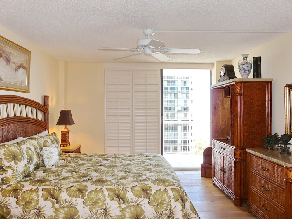 Alluring Beachfront Condo With Pool and Ocean Views view 4