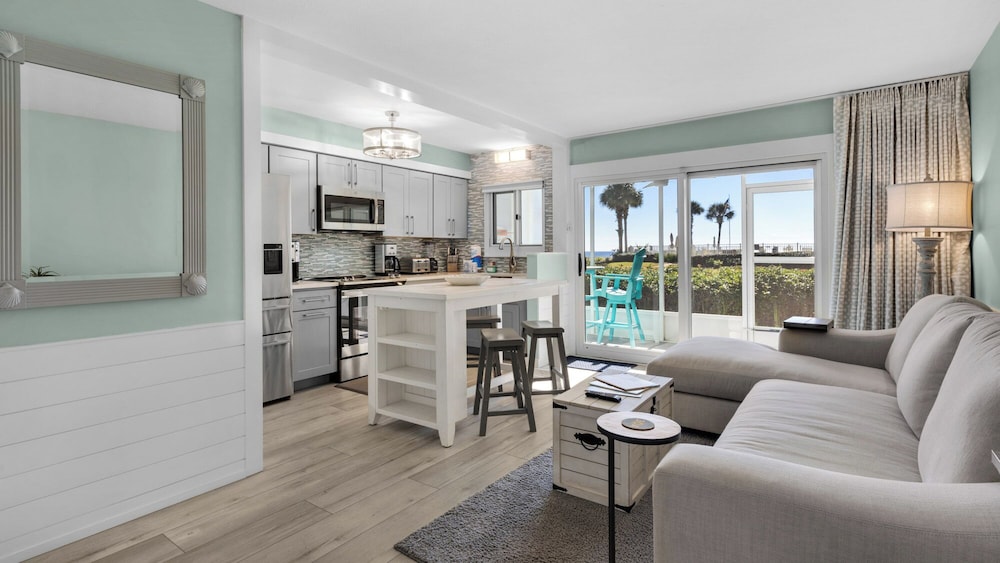 Sand Cliffs 108: Steps to Beach & Pool Access!