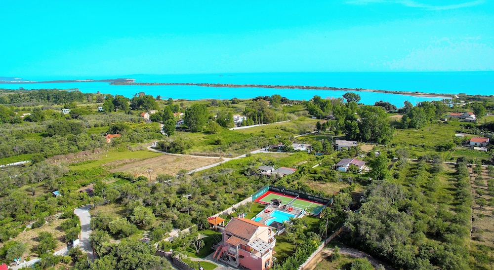 Villa Maxim with Private Pool & Tennis Court