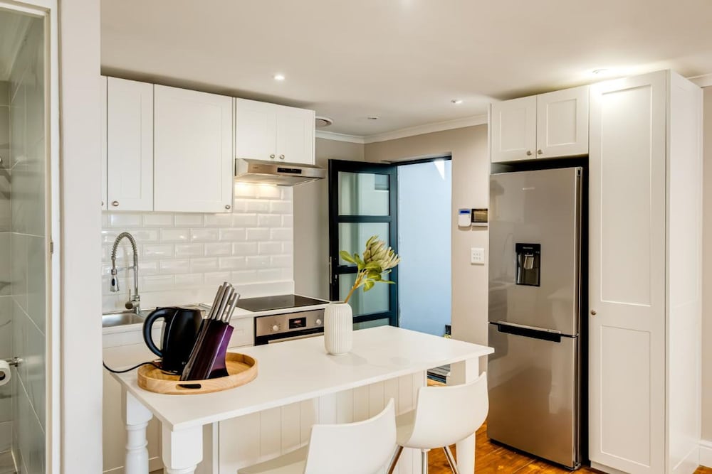 2bed Apt 5min Walk From Camps Bay Central Escape